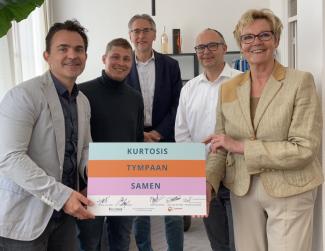 foto ondertekening samengaan Tympaan en Kurtosis